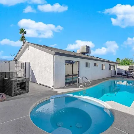 Vegas Bliss Near The Strip - Pet & Family Friendly Villa
